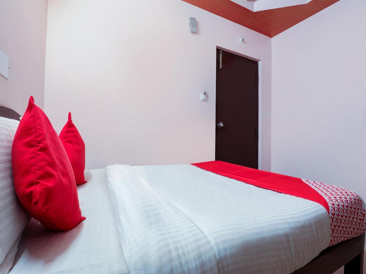 ויסאקפאטנם Oyo 10711 Hotel Nsnr Residency מראה חיצוני תמונה